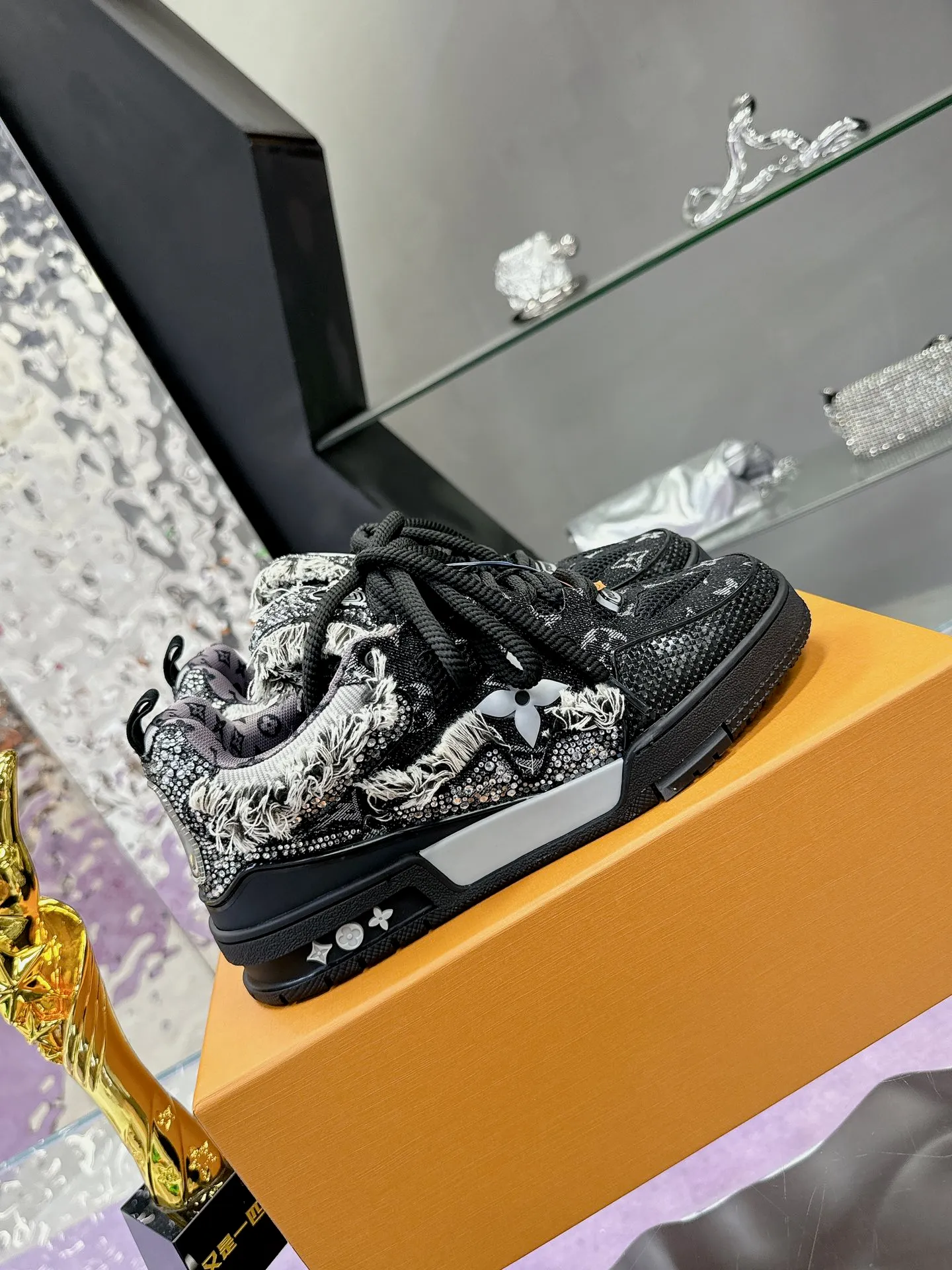 Men's shoes 💰900❤️❤️❤️ 𝙇𝙑 Bread shoes have added new colors 💓 Craftsmanship series 𝟐𝟎𝟐5/𝐒𝐒 𝐧𝐞𝐰 Louis Vuitton catwalk skate shoes are popular, LOUIS VUITTON Trainer is undoubtedly one of the most successful Sneakers launched by luxury brands, but the pace of exploration will not stop. LOUISVUITTON will also bring a new series of skateboard shoes in the spring of 2025. The new series in the picture returns to the 90s Chunky Skate Shoes look and feel. The uppers are made of leather and mesh. The fat silhouette and thick shoelaces are very eye-catching. It is expected to have quite a few colors like the Trainer. Judging from the previous DIOR show skate shoes, this chunky style may be even stronger next year. 💎 Size: Female 35-40 Male 39-46